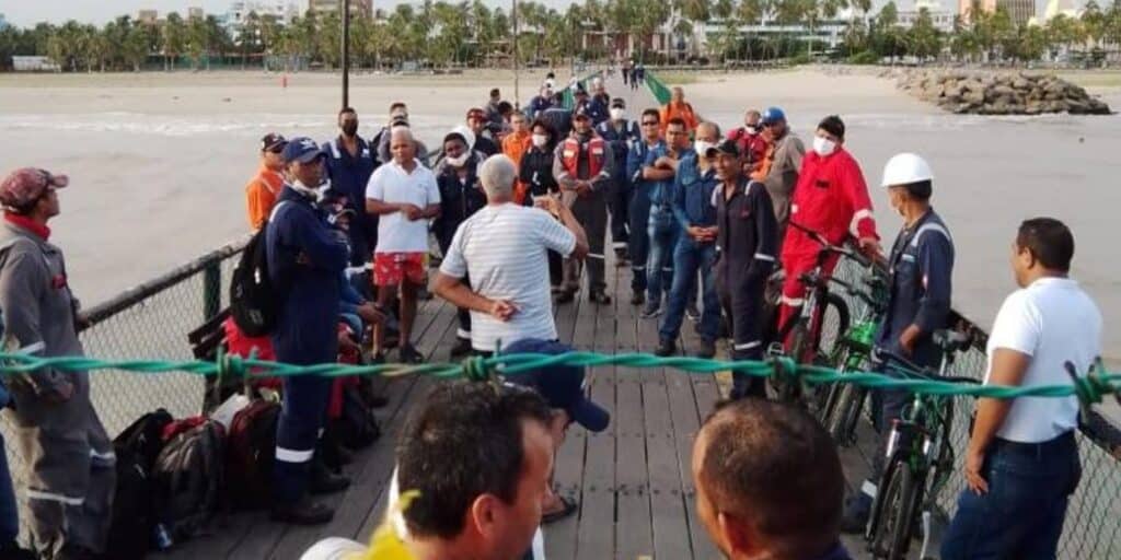 Empleados de empresa contratista de hocol protestan en el muelle de riohacha y en la planta ballena en manaure