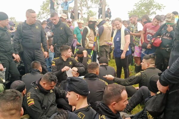 “Tras dos días de tensión, liberan a policías y empleados retenidos por guardia campesina en campo petrolero”